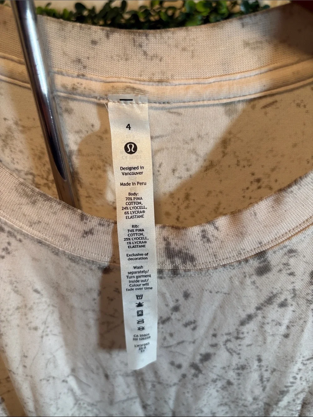 lululemon athletica Tee in Beige with Gray Marble Print Size 4